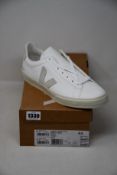 A pair of men's as new Veja Campo sneakers (EU 44).