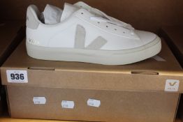 A pair of men's as new Veja Campo sneakers (EU 41).