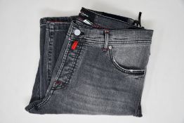 A pair of men's as new Kiton Napoli five pocket jeans (TG 37 - RRP € 504).
