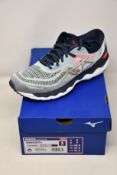A pair of women's as new Mizuno Wave Sky 4 running trainers (UK 7).
