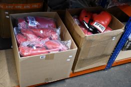 Nineteen pairs of as new Everlast Autograph Gloves in red (710000).