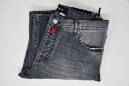 A pair of men's as new Kiton Napoli five pocket jeans (TG 35 - RRP € 504).