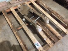 Flat lift beam bracket