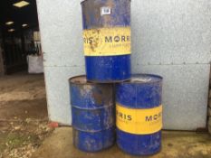 Quantity of metal drums
