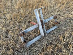 Bale spike linkage mounted