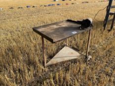 Workshop bench with vice