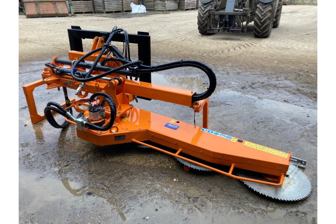 Samaz PT4-250 Saw blade with JCB brackets. 2.5m wide and 4 blades . Year 2016 - used twice. - Image 1 of 8