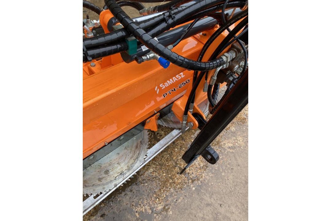 Samaz PT4-250 Saw blade with JCB brackets. 2.5m wide and 4 blades . Year 2016 - used twice. - Image 8 of 8