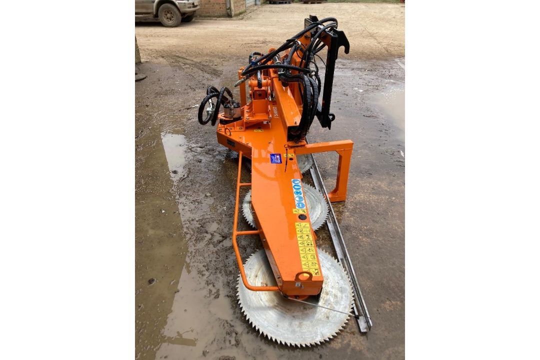 Samaz PT4-250 Saw blade with JCB brackets. 2.5m wide and 4 blades . Year 2016 - used twice. - Image 2 of 8