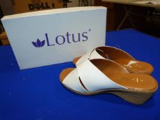 *Lotus Size: 3 White Patterned Shoes