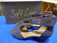 *Soft Line Size: 7.5 Navy Shoes