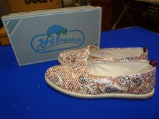 *Vulcarini Size: 36 White Shoes