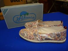 *Vulcarini Size: 37 White Shoes