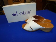 *Lotus Size: 6 White Patterned Shoes