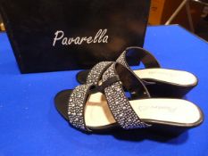 *Pavarella Size: 4 Black Shoes