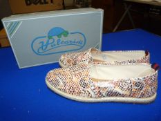 *Vulcarini Size: 37 White Shoes
