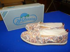 *Vulcarini Size: 39 White Shoes