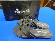 *Pavarella Size: 4 Black Shoes
