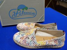 *Vulcarini Size: 36 White Shoes