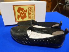 *Down to Earth Size: 6 Black Shoes