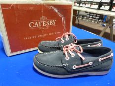 Catesby Size: 4 Navy Shoes