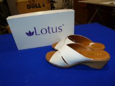 *Lotus Size: 7 White Patterned Shoes
