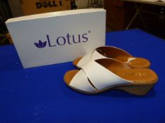 *Lotus Size: 5 White Patterned Shoes