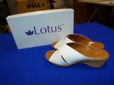 *Lotus Size: 7 White Patterned Shoes
