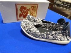 *Down to Earth Size: 4 Multi Navy Shoes