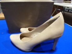 *Tamaris Size: 8 Cream Patterned Shoes