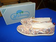 *Vulcarini Size: 40 White Shoes