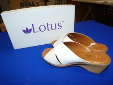 *Lotus Size: 4 White Patterned Shoes