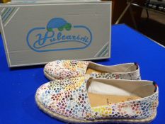 *Vulcarini Size: 40 White Shoes