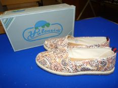 *Vulcarini Size: 38 White Shoes