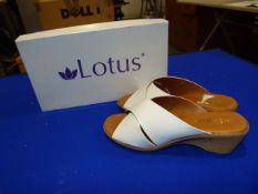 *Lotus Size: 7 White Patterned Shoes