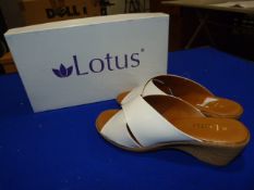 *Lotus Size: 4 White Patterned Shoes