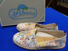 *Vulcarini Size: 36 White Shoes