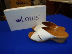 *Lotus Size: 6 White Patterned Shoes