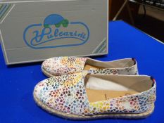 *Vulcarini Size: 40 White Shoes