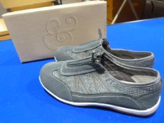 *Fleet & Foster Size: 3 Grey Shoes