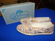 *Vulcarini Size: 41 White Shoes