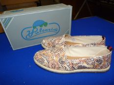 *Vulcarini Size: 39 White Shoes