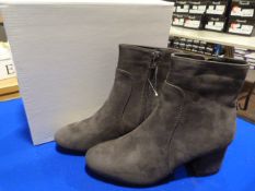 Emma Size: 4 Grey Shoes