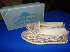 *Vulcarini Size: 39 White Shoes