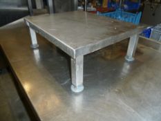 * S/S stand 500w x 400d x 220h