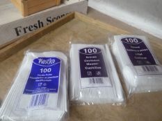 * 11 x 100 assorted plastic cutlery