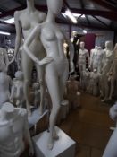 * mannequin - white/female/white cube base