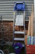 Folding Aluminium Step Ladder plus Bucket an Conte