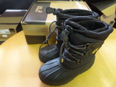 *Child's Snow Craver Boots in Nearly Black Size: 1