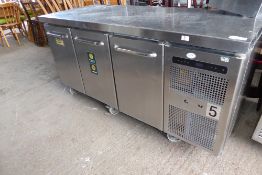 * Gram bench prep freezer 3 door 1730 x 700 x 900